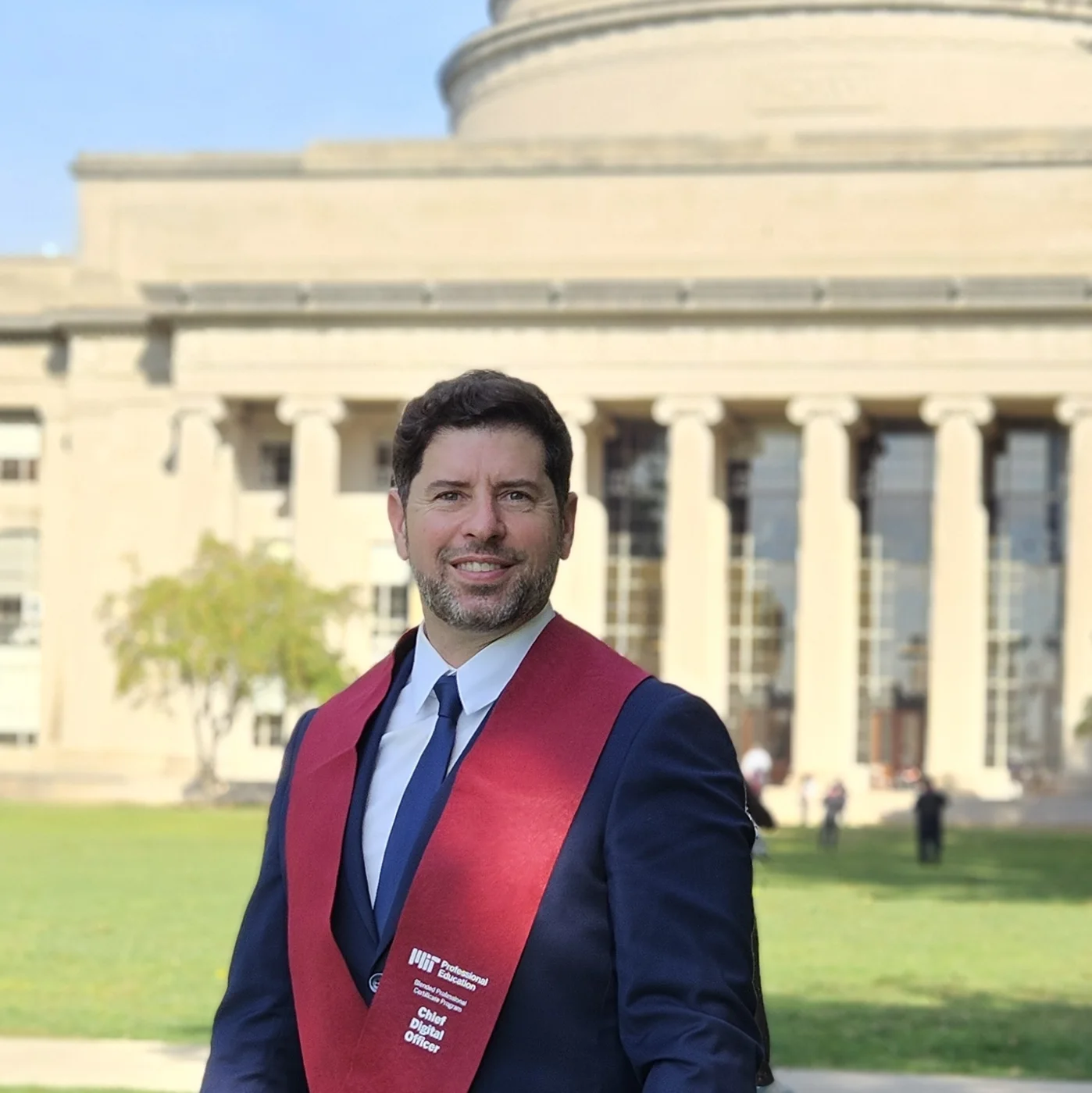 Nicolás Valenzuela con la estola de MIT Professional Education, frente a la cúpula del campus