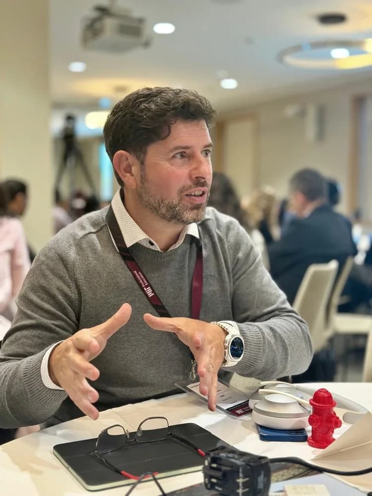 Nicolás Valenzuela participando en una sesión de trabajo durante el programa CDO